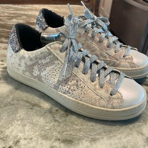 P448 shoes like new!